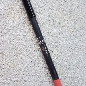 Kylie Jenner Rosie lip liner
